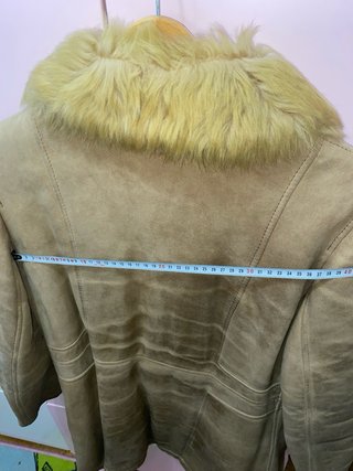 Abrigo mujer con cuello de pelo de piel vuelta