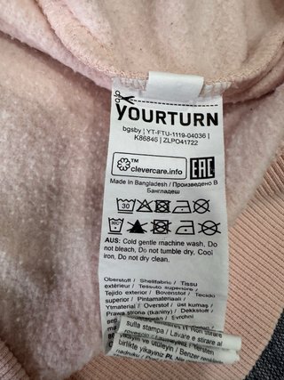 Sudadera con corazón rojo