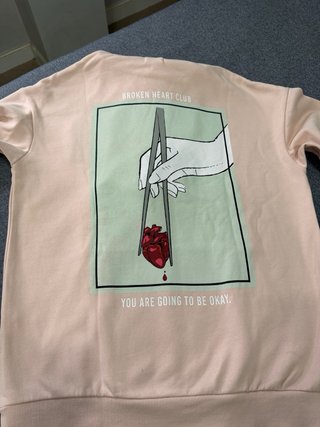 Sudadera con corazón rojo