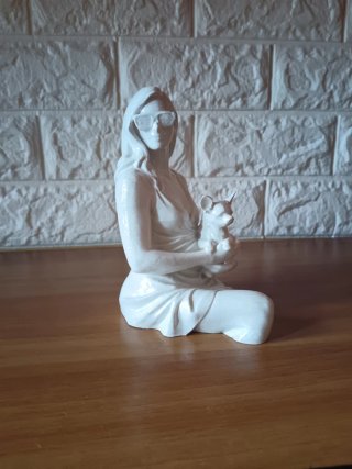 Scultura moderna donna con chihuahua