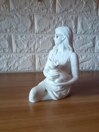 Scultura moderna donna con chihuahua