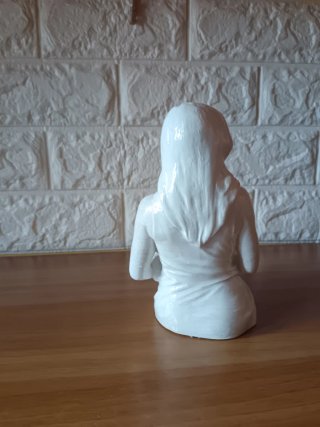 Scultura moderna donna con chihuahua