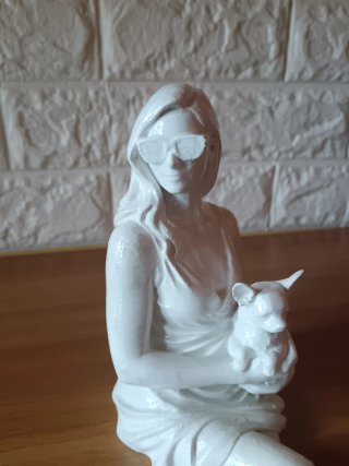 Scultura moderna donna con chihuahua