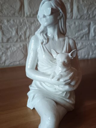 Scultura moderna donna con chihuahua