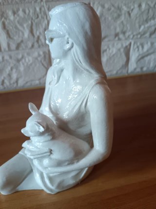 Scultura moderna donna con chihuahua