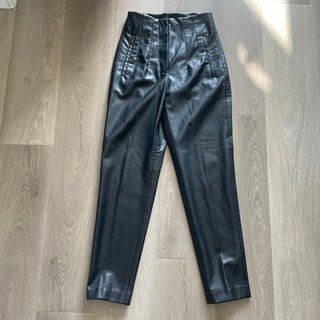 Pantalones efecto piel