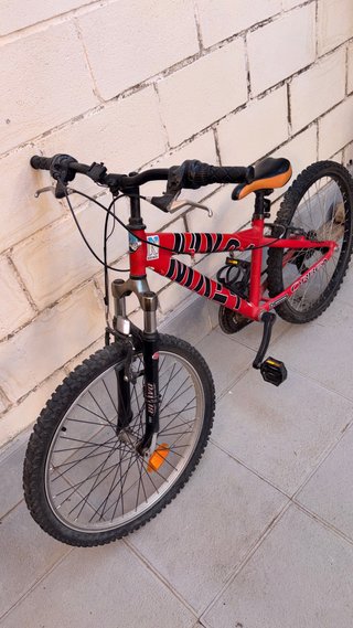 Bicicleta de montaña roja y azul la roja 25€ y 20€