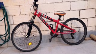 Bicicleta de montaña roja y azul la roja 25€ y 20€