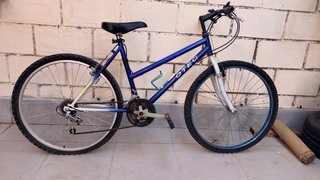 Bicicleta de montaña roja y azul la roja 25€ y 20€