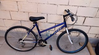 Bicicleta de montaña roja y azul la roja 25€ y 20€