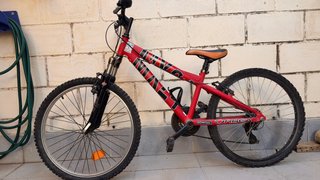 Bicicleta de montaña roja y azul la roja 25€ y 20€