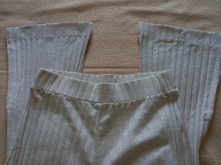 Pantalón de punto beige,marca Espíritu.