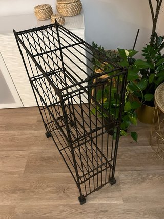 Estantería metálica negra antigua