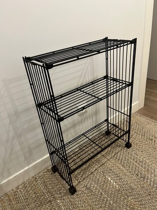 Estantería metálica negra antigua