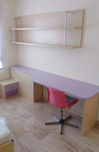 Scrivania con cassettiera e scaffale