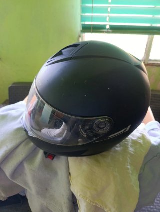 Cascos de moto Shark negro y otro airoh.