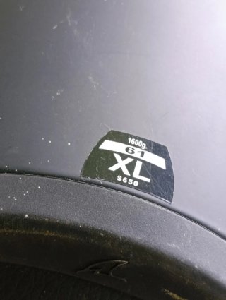 Cascos de moto Shark negro y otro airoh.