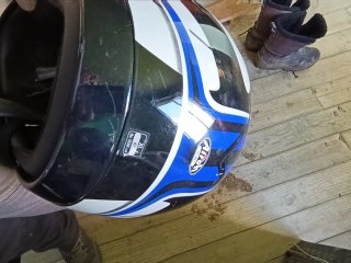Cascos de moto Shark negro y otro airoh.