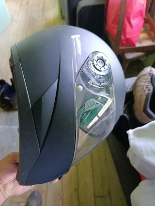 Cascos de moto Shark negro y otro airoh.