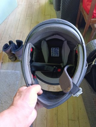 Cascos de moto Shark negro y otro airoh.