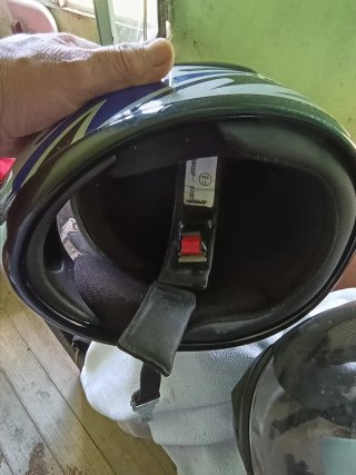 Cascos de moto Shark negro y otro airoh.