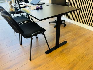 Mesa de oficina negra