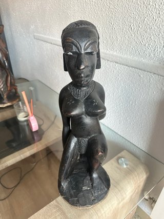 Statue africane scolpite a mano del XX secolo