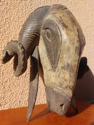 Máscara africana de madera tallada