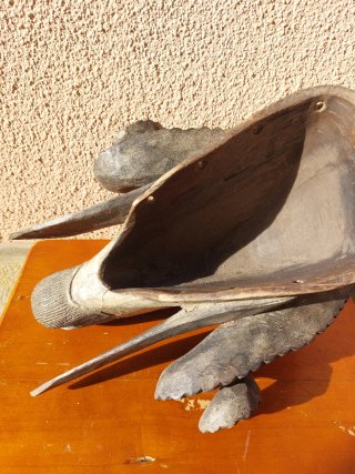 Máscara africana de madera tallada