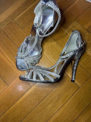 Zapatos de tacón plateados con pedrería
