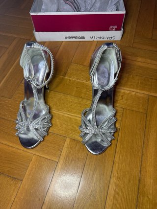 Zapatos de tacón plateados con pedrería
