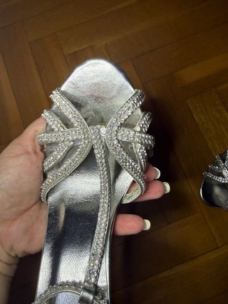 Zapatos de tacón plateados con pedrería