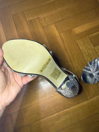Zapatos de tacón plateados con pedrería