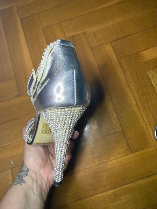 Zapatos de tacón plateados con pedrería