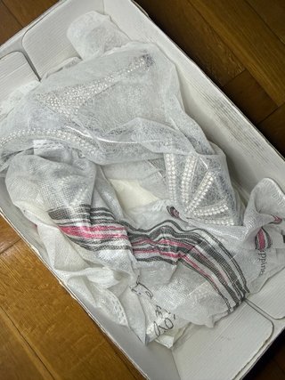 Zapatos de tacón plateados con pedrería