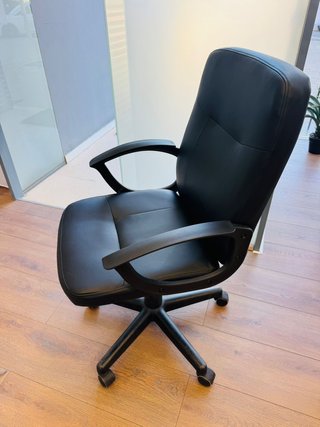 Silla de oficina negra