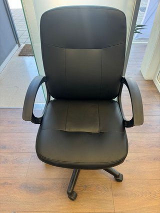 Silla de oficina negra