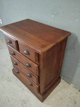 Cajonera de madera con 5 cajones