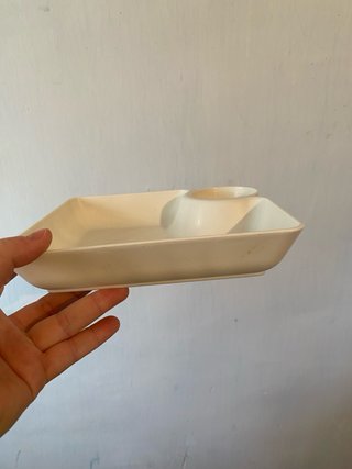 Plato con salsero de plástico