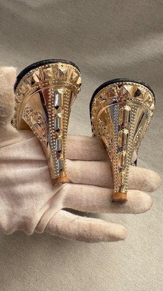 Zapatos de tacón negros y dorados