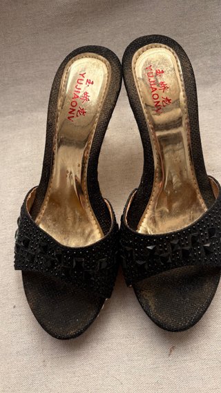 Zapatos de tacón negros y dorados