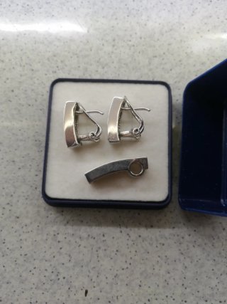 Conjunto de pendientes y colgante con piedras