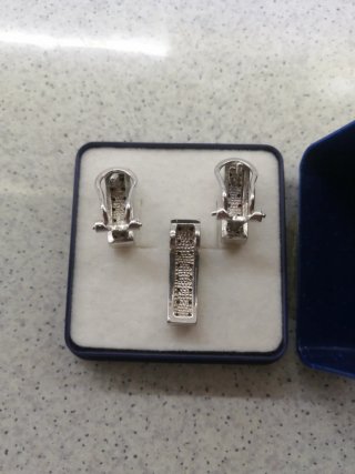 Conjunto de pendientes y colgante con piedras