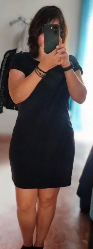 Vestido negro minimalista manga corta