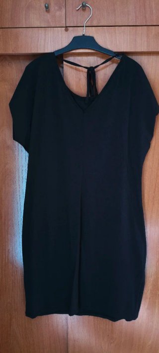 Vestido negro minimalista manga corta