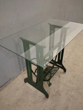 Pie de máquina de coser antiguo verde