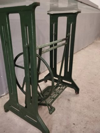 Pie de máquina de coser antiguo verde