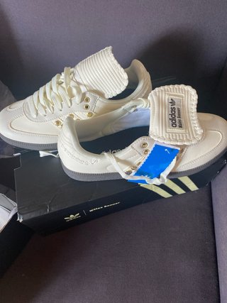 Zapatilla Adidas Mujer Beige y Dorado