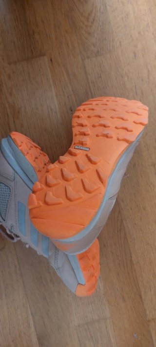 Zapatillas hockey hierbaAdidas Beige y Naranja