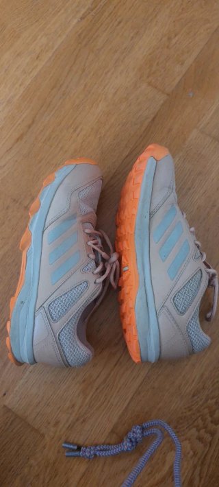 Zapatillas hockey hierbaAdidas Beige y Naranja